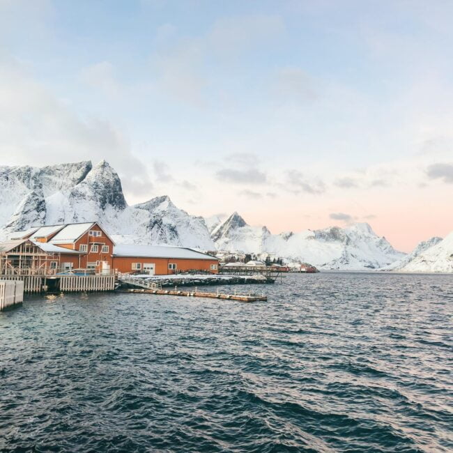 Maleńka żółta wysepka Sakrisøy, należąca do Moskenes.